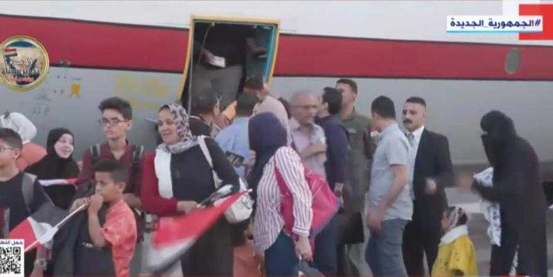 شاهد.. لحظة وصول الجالية المصرية القادمة من السودان