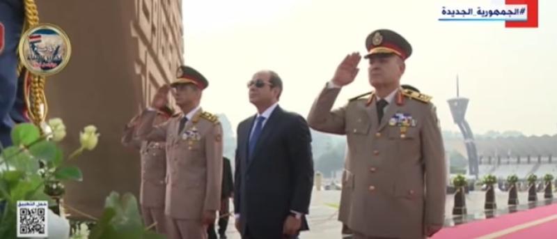 السيسي يضع إكليلا من الزهور على النصب التذكاري لشهداء القوات المسلحة