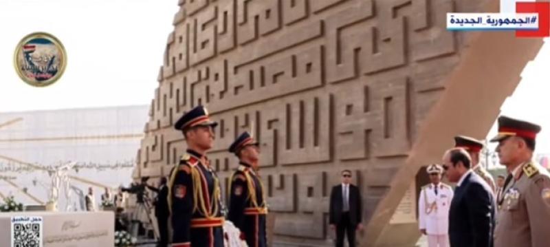 السيسي يضع إكليلا من الزهور على قبر الزعيم الراحل السادات