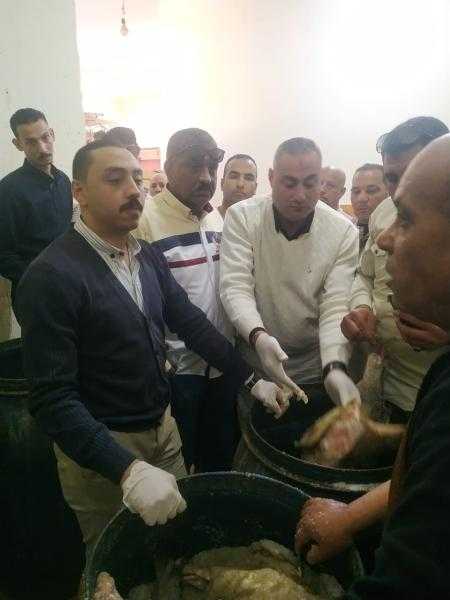 ضبط مصنع ”بير سلم” ينتج فسيخ ورنجة فاسدة بالبحيرة