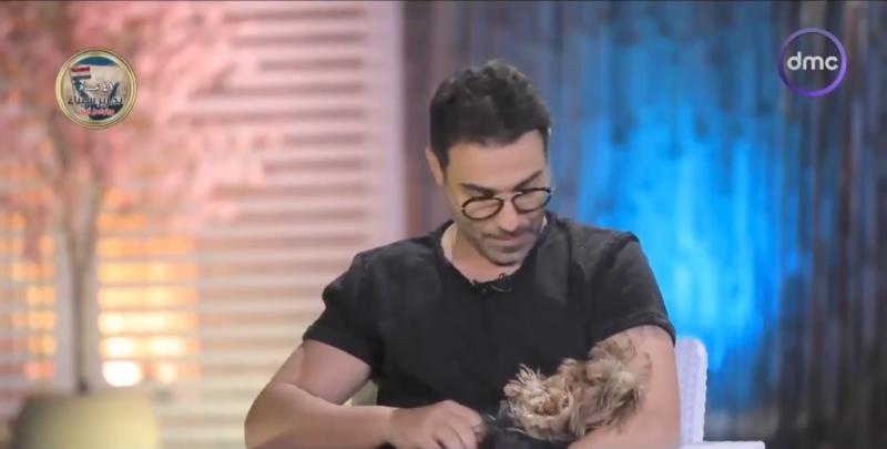 أحمد فهمي والكلبة زيزي