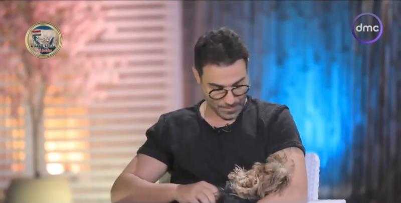 «عرفت تأكل بعقلي حلاوة».. أحمد فهمي يروي قصته مع الكلبة «زيزي»