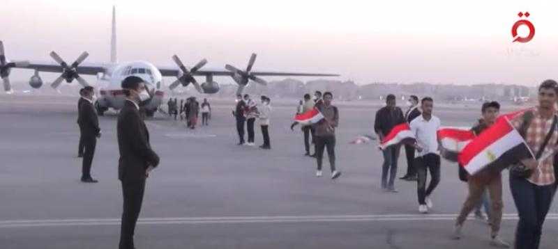 «فرحة عارمة».. مواطنون عائدون من السودان يوجهون رسائل شُكر لـ السيسي - فيديو