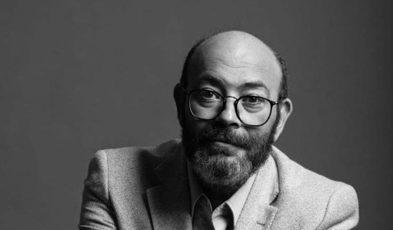 «محمود عبد العزيز كان كل يوم يسألني صليت».. أبرز تصريحات عادل أديب في برنامج الحياة