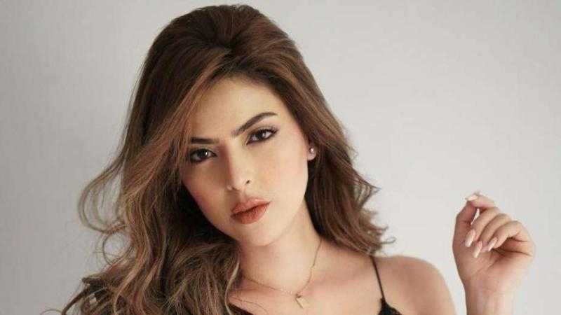 ميرنا جميل تخطف الأنظار بإطلالة فورمال أنيقة