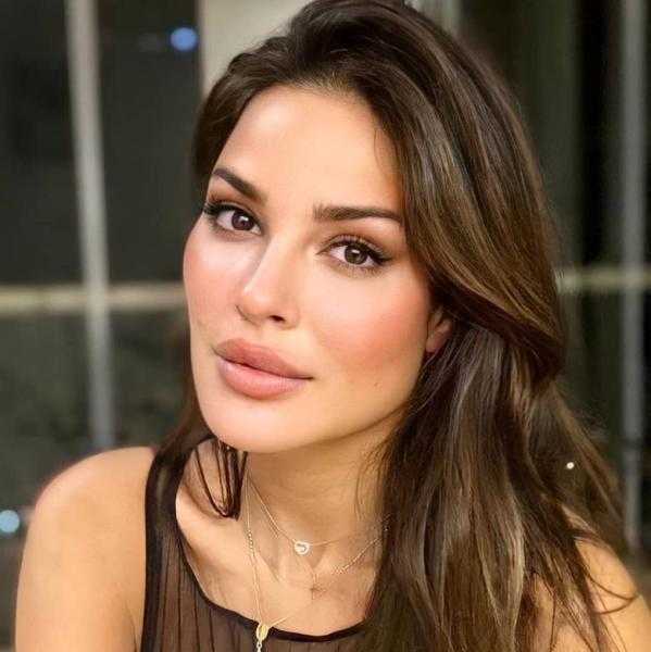 بقبلة على الرأس.. نادين نجيم بإطلالة رومانسية برفقة خطيبها