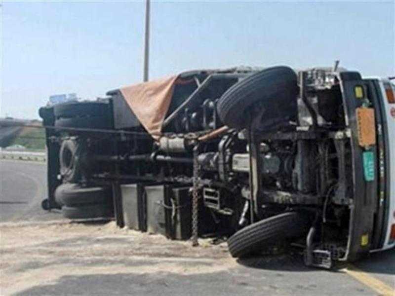 مصرع وإصابة 16 عاملا إثر انقلاب سيارة نقل في مطروح