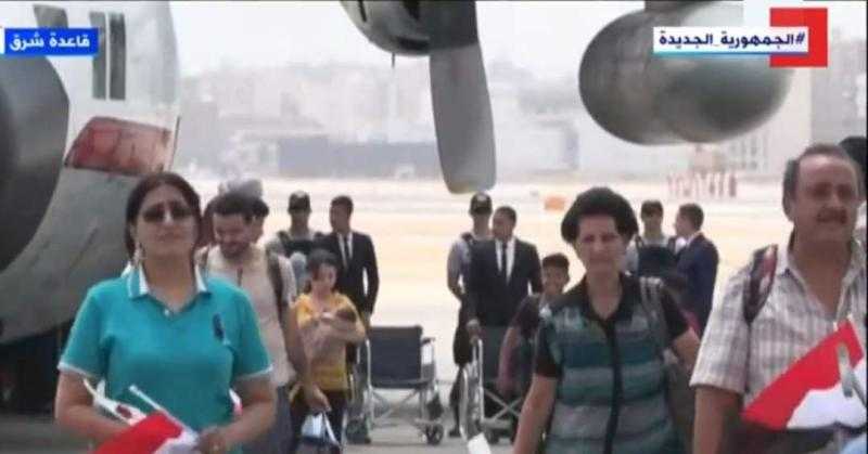 استقبال بـ الورود والأعلام.. وصول مجموعة جديدة من المصريين القادمين من السودان