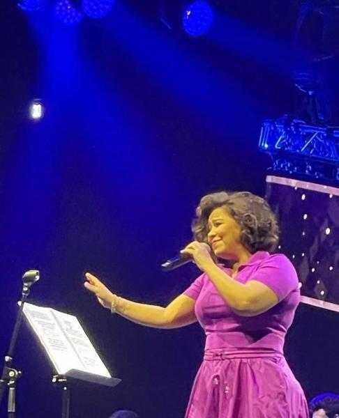 شاهد.. شيرين تجلس على المسرح وتشعل الحفل بأغنية «على بالي»