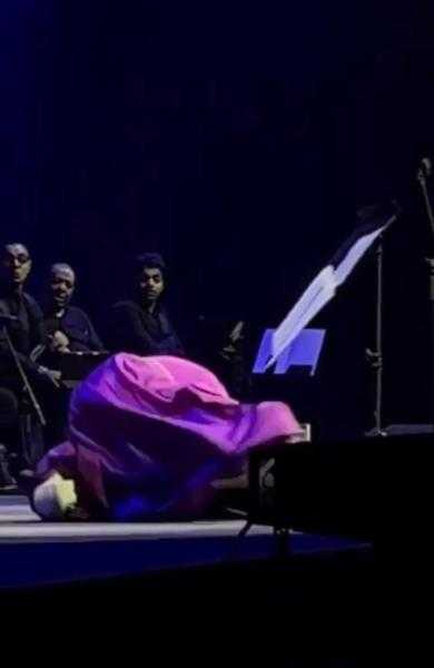 أول تعليق  لـ شيرين عبد الوهاب بعد سقوطها على مسرح دبي