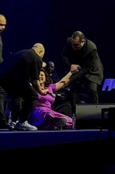 لحظة سقوط شيرين عبد الوهاب من المسرح - فيديو بجودة عالية HD