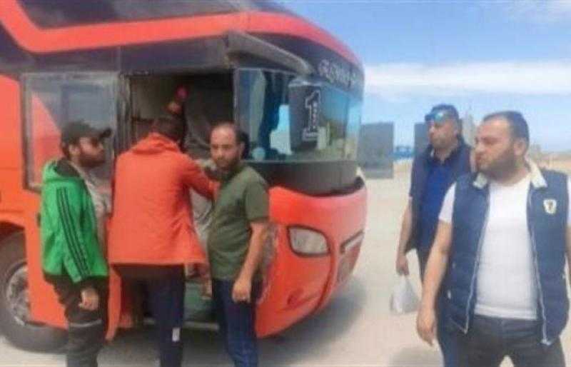 وصول 6 حافلات تقل 191 فلسطينيًا إلى معبر رفح.. تفاصيل