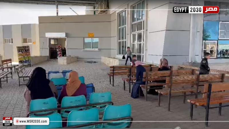 مواطنون فلسطينيون في معبر رفح