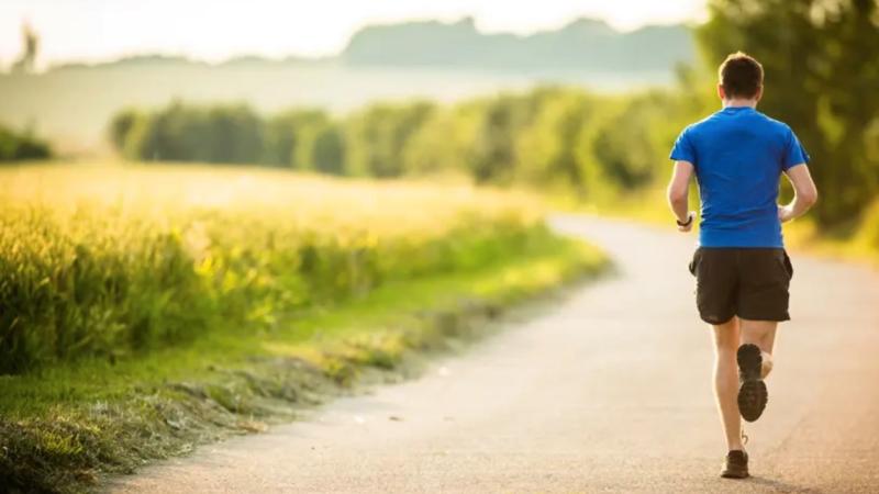 تزيد هرمون السعادة وتساعد على تحمل الضغوطات.. فوائد ممارسة الرياضة يوميا.. «فيديو»
