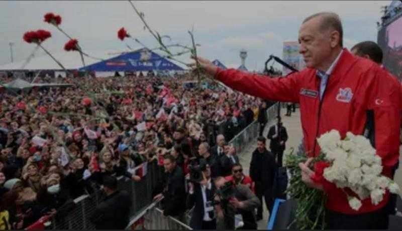 أول ظهور لأردوغان بين مؤيديه بعد وعكته: «الآن الحمد لله»