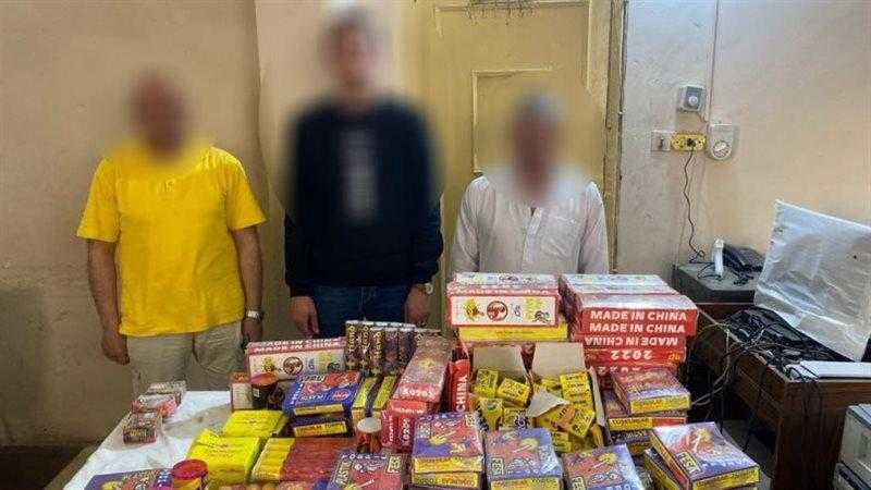 حبس 3 أشخاص بتهمة حيازة كميات من الألعاب النارية في البحيرة
