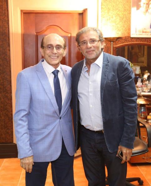 خالد يوسف يحضر عرض مسرحية ”عيلة اتعملها بلوك”.. ويشكر محمد صبحي