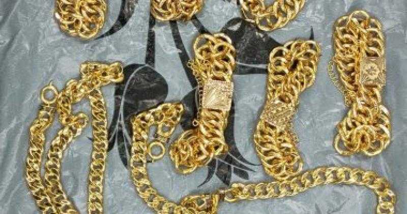 ضبط راكبة بمطار القاهرة حاولت تهريب نصف كيلو مشغولات ذهبية