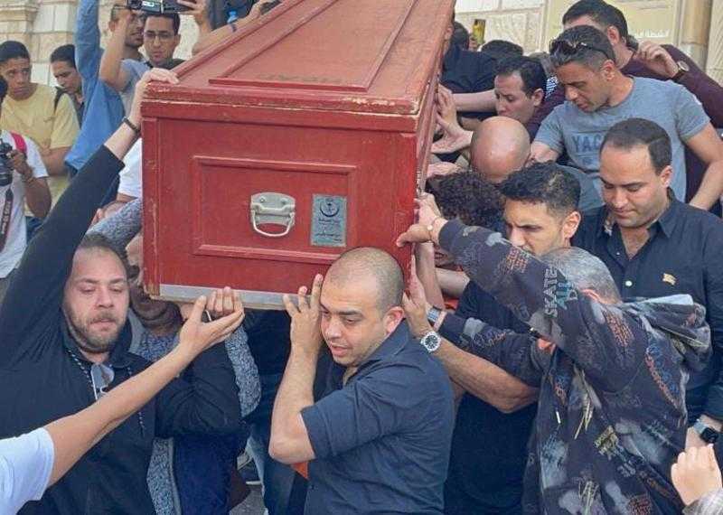 شاهد.. لحظة تشييع جثمان مصطفى درويش إلى مثواه الأخير