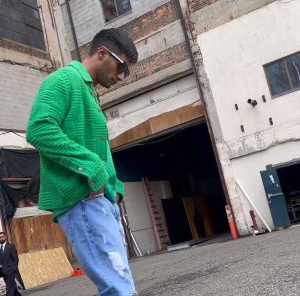 صدمة.. لن تصدق تكلفة إطلالة محمد رمضان الخضراء وسعر الـ«شبشب» الذي ظهر به