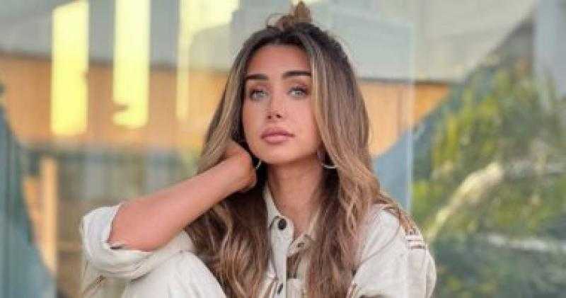 هنا الزاهد تهاجم السيدتان المصورين في جنازة الفنان مصطفي درويش