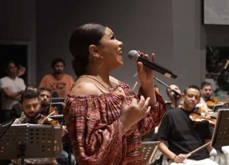 الفنانة شيرين خلال البروفة