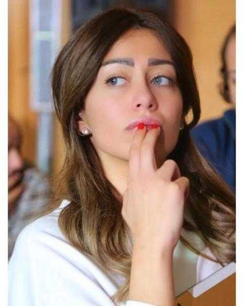 روتانا القزاز ابنة الفنانة غادة عبدالرازق تخطف الأنظار بإطلالة رياضية داخل سيارتها