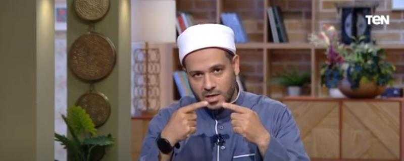 هل يجوز قراءة القرآن بالعين دون تحريك اللسان؟.. أزهري يُجيب