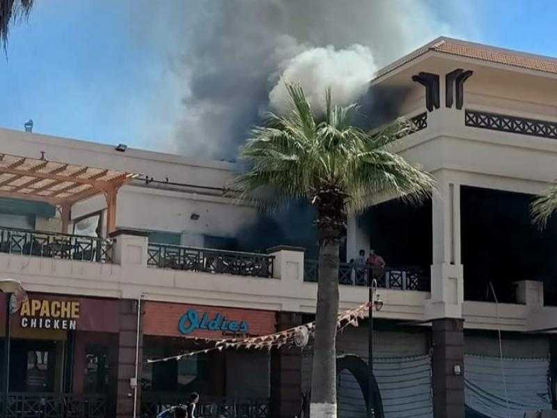 إنقاذ 3 فتيات ورجل احتجزتهم النيران في حريق مول بورسعيد (صور)