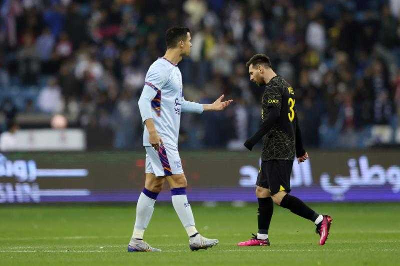 براتب خرافي.. رونالدو يتفوق على ميسي في قائمة الرياضيين الأعلى أجرًا بالعالم