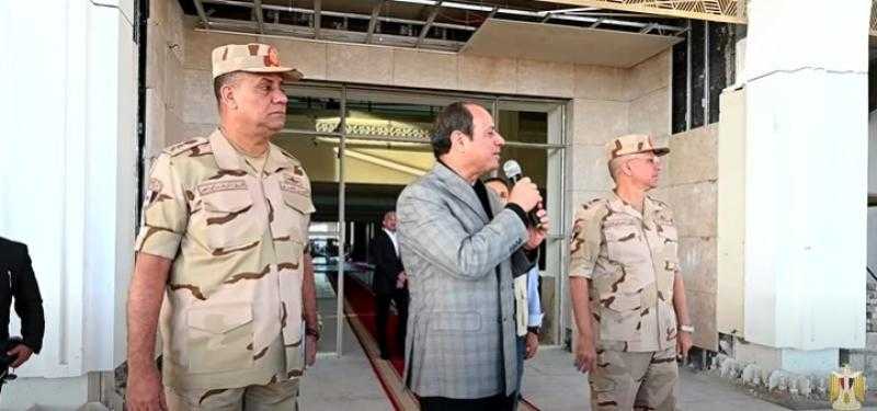 شاهد.. الرئيس السيسي للعاملين بالعاصمة الإدارية: «شايف جهد كبير.. شدوا حيلكم»