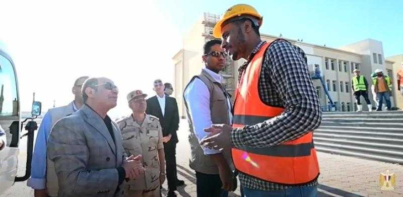 شاهد.. عامل للرئيس السيسي: «في حاجات كتير نقصاني ونفسي أقعد معاك»