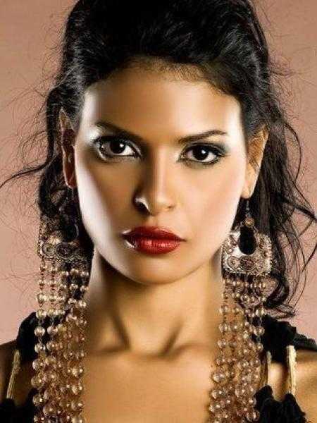 إطلالة جريئة لمروة الأزلي في أحضان خطيبها