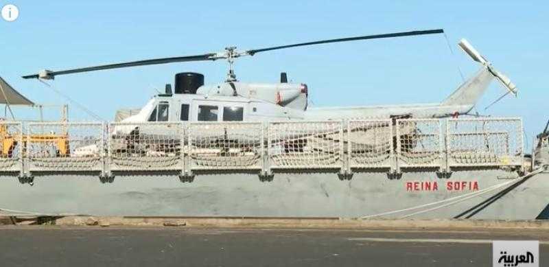 شاهد.. بواخر حربية مزودة بطائرات هليكوبتر تُجلي مئات الأجانب من السودان