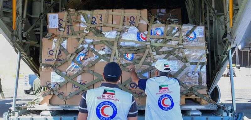 شاهد.. وصول مساعدات إغاثية وغذائية من الكويت وقطر إلى السودان