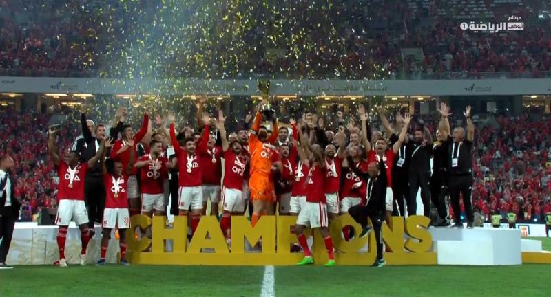 شاهد.. مراسم تتويج الأهلي بكأس السوبر