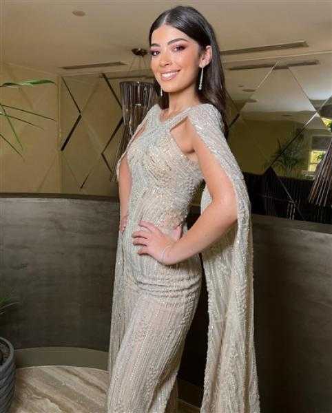 من داخل سيارتها .. إطلالة ساحرة لـ ليلى أحمد زاهر