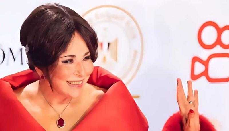 لبنى عبد العزيز تعتذر عن الرئاسة الشرفية لمهرجان السينما العربية
