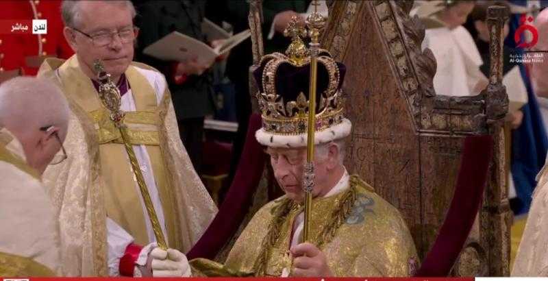ممسكًا الصولجان بيده.. شاهد لحظة وضع التاج الملكي على رأس تشارلز الثالث