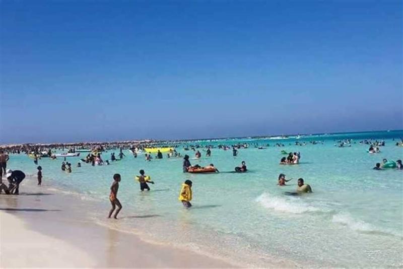 شواطئ مرسى مطروح تفتح اليوم باب التقدم لتراخيص الشماسي