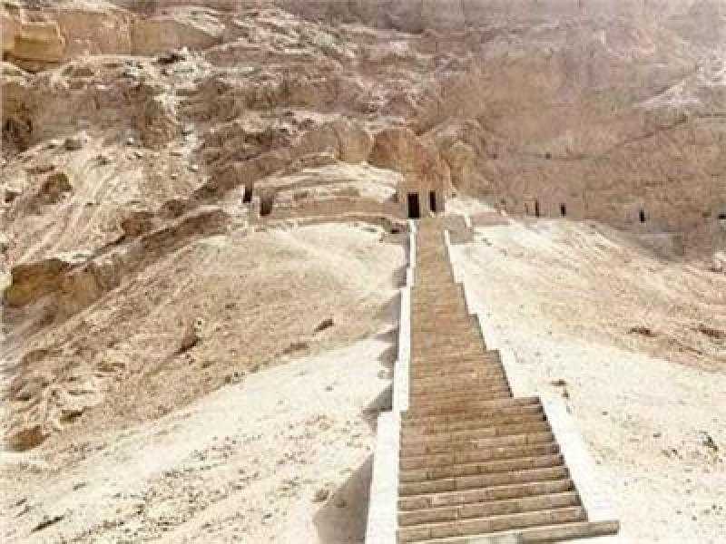 بها 15 مقبرة.. خبير أثري يكشف مفاجأة عن منطقة «مير» بأسيوط