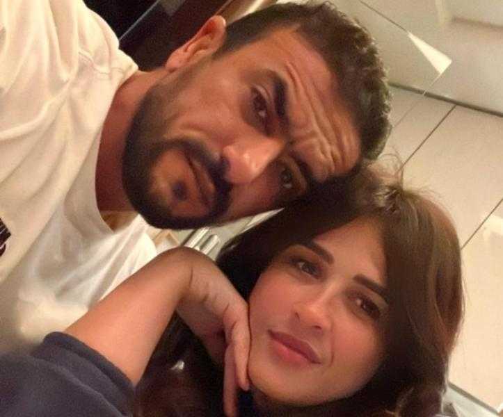 ياسمين عبد العزيز تسخر من صورة أحمد العوضي.. ورد صادم من الأخير