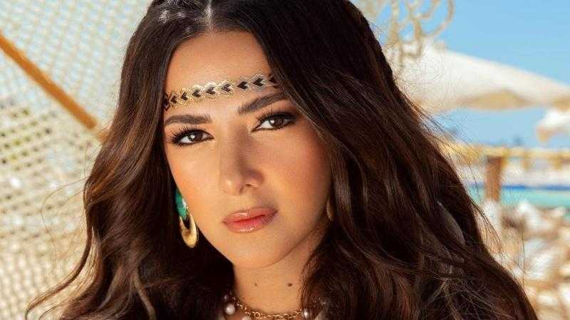 دنيا سمير غانم تستعرض رشاقتها بفستان أنيق