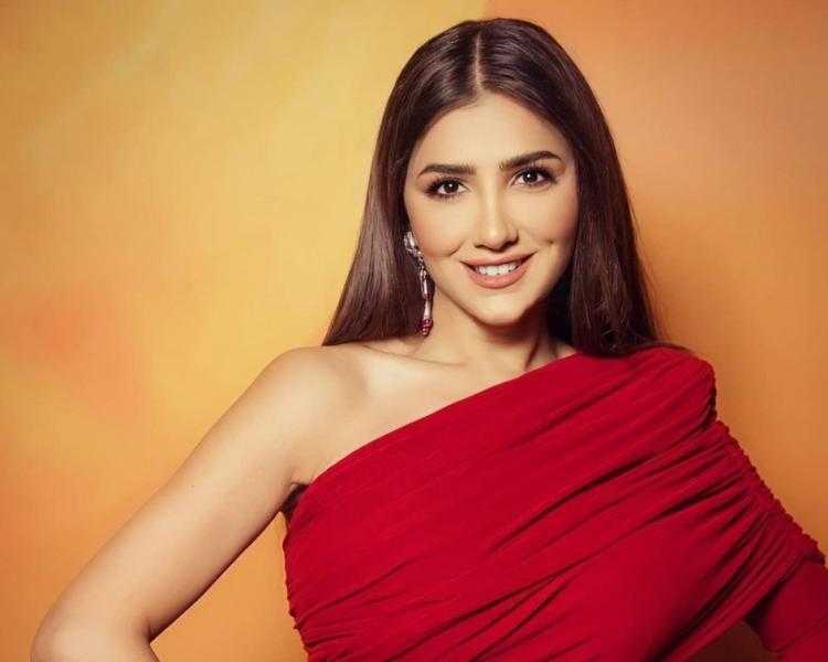 إطلالة كاجول.. مي عمر تشارك جمهورها بأحدث ظهور