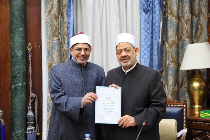 «الطيب» يكرم رئيس جامعة الأزهر على جهودة في خدمة قلعة العلوم