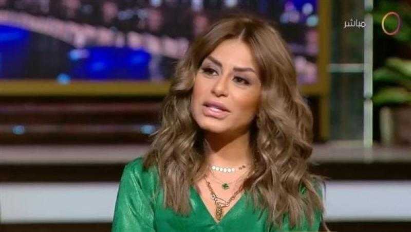 إطلالة جريئة لمنة فضالي بفستان أسود أنيق