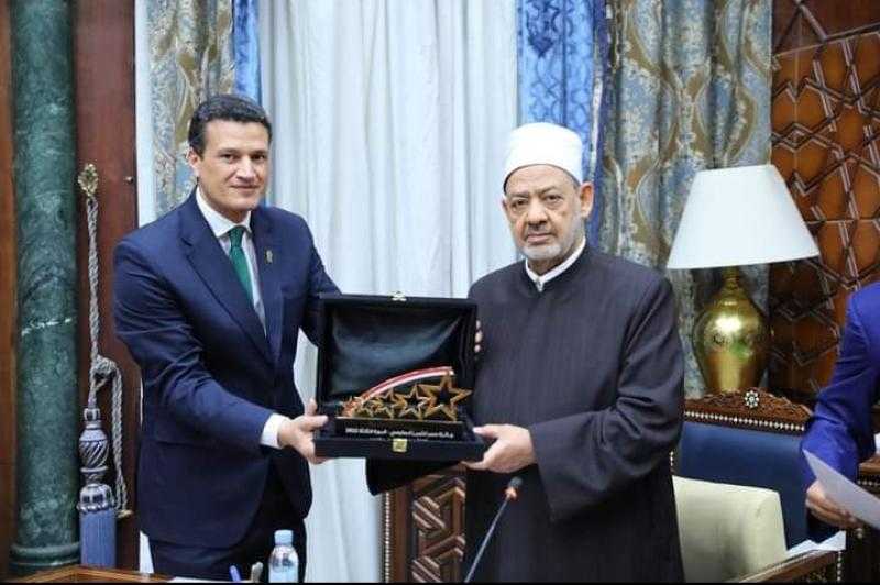 شيخ الأزهر يكرم مركز الأزهر العالمي للفتوى الإلكترونية