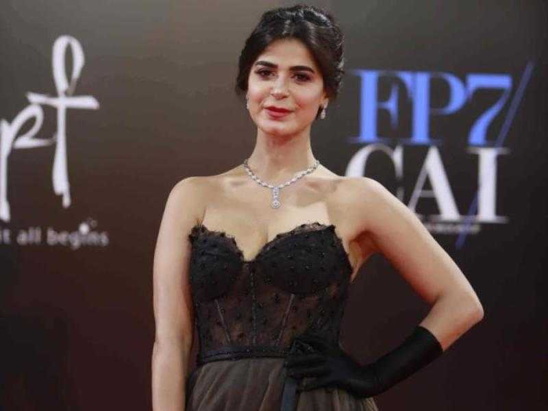 بفستان قصير ومكشوف.. رانيا منصور تخطف الأنظار أثناء عطلتها الصيفية