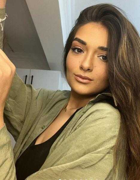 ملك أحمد زاهر بإطلالة كلاسيكية ساحرة