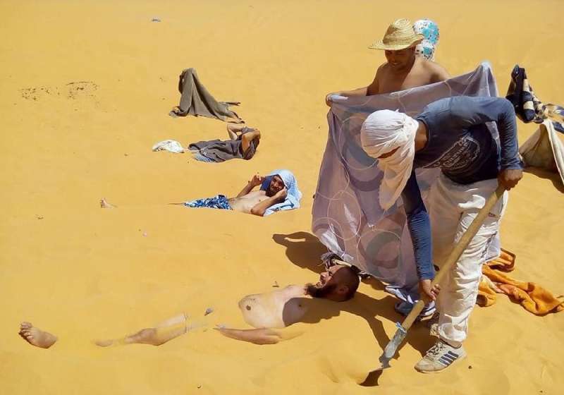 الدفن بالرمل أرشيفية